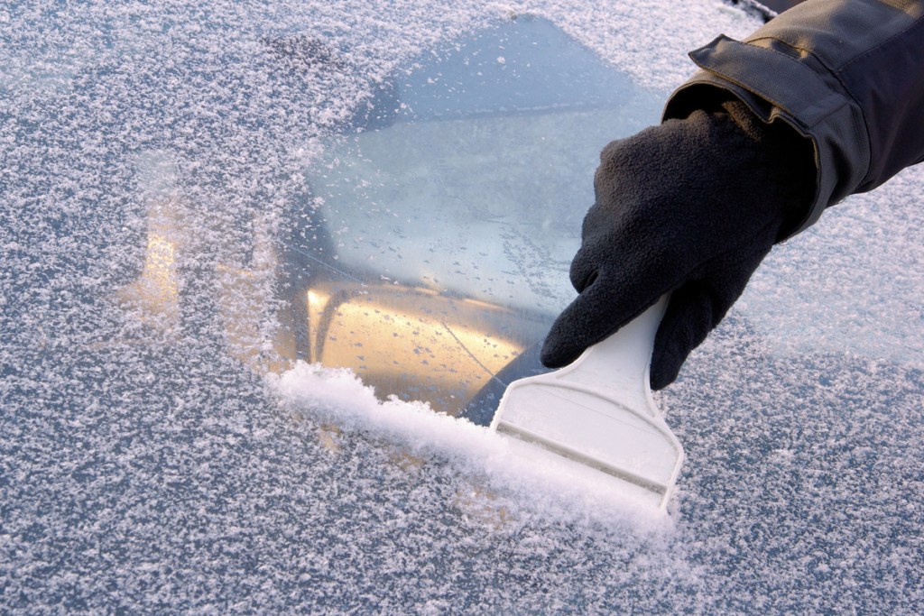 Почему очищать лед скребком вредно для авто фото