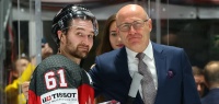 Председатель Совета директоров SKODA AUTO Бернхард Майер вручил награду самому ценному игроку Чемпионата мира по хоккею IIHF 2019
