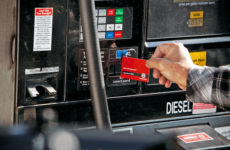 Как сэкономить на бензине с помощью банковской карты фото
