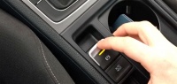 Какие кнопки в автомобиле нужно нажимать с большой осторожностью?